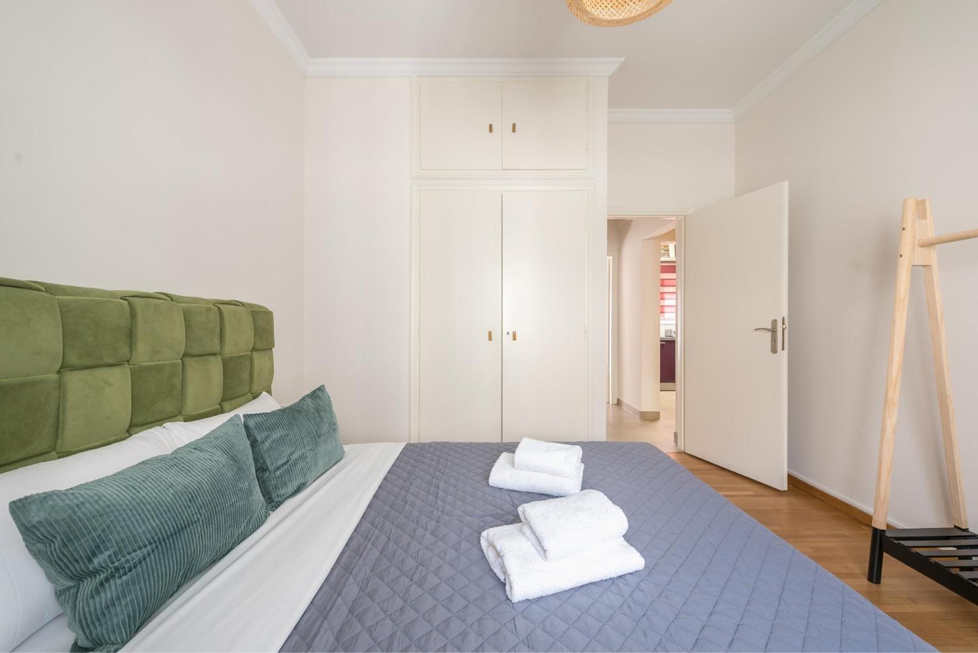 Stylish 2 Bd Urban Retreat Near Panormou Metro Apartment Athens Exterior photo